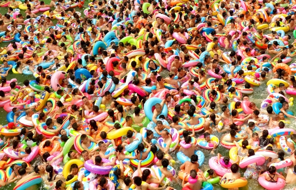 
Cảnh tượng hỗn loạn do quá đông người tại một hồ bơi ở Tứ Xuyên, Trung Quốc.