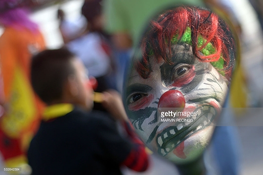 
Một chú hề đang tham dự lễ hội cười lần thứ 8 tại San Salvador vào ngày 18/5/2016.