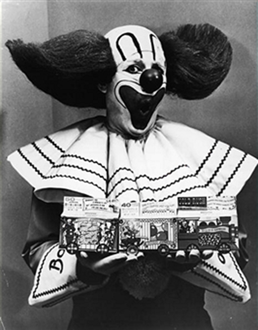 
Còn đây là chú hề Bozo với vẻ mặt ngạc nhiên đang cầm hộp kẹo sing-gum trên tay chụp năm 1965.