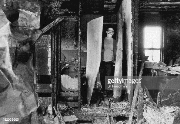 
Hình ảnh chú hề đầy ám ảnh tại một căn nhà bị cháy trụi ở Mỹ năm 1975