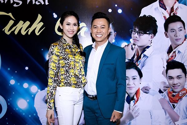 
Nam ca sĩ Quốc Đại và Hoa hậu Đông Nam Á - Thu Vũ cũng dành thời gian đến chúc mừng Lê Việt.