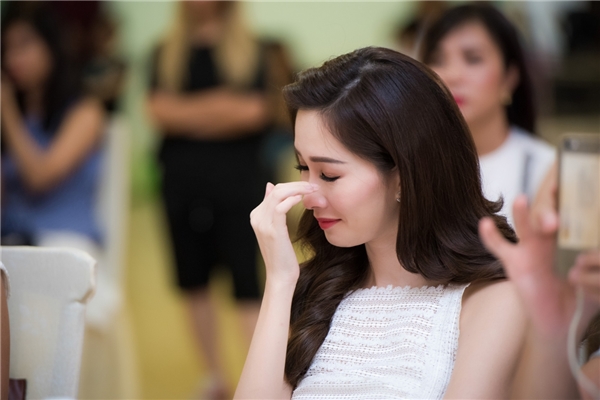 Đặng Thu Thảo bật khóc trước phần thi của thí sinh HHVN 2016