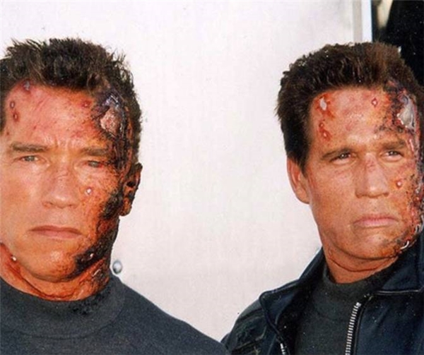 
Arnold Schwarzenegger (trái) & Billy Lucas, Terminator 3: Rise of the Machines