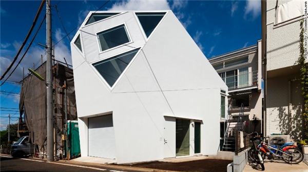 
 Ngôi nhà ở Tokyo này có hình dạng khối nhiều mặt để ánh sáng có thể tràn vào phòng khách. (Ảnh: CNN)