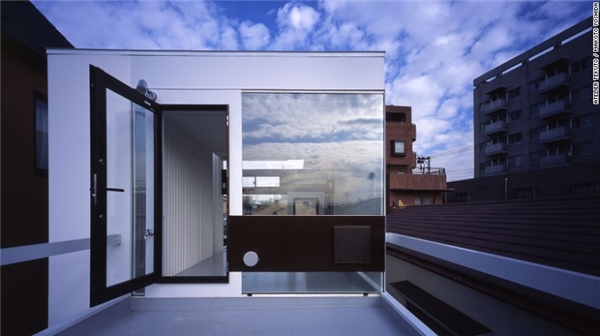 
Wafers là một ngôi nhà được thiết kế theo phong cách công nghiệp, sử dụng bê tông cốt thép, thép không gỉ và cửa sổ có độ phản chiếu cao. (Ảnh: CNN)