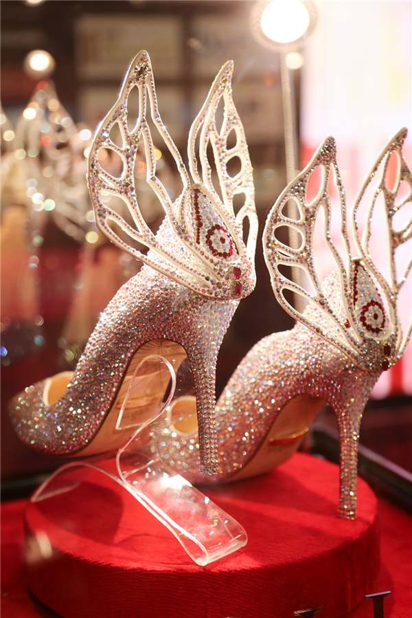 
Đôi giày mang cánh thiên thần dành tặng Hoa hậu Việt Nam 2016.