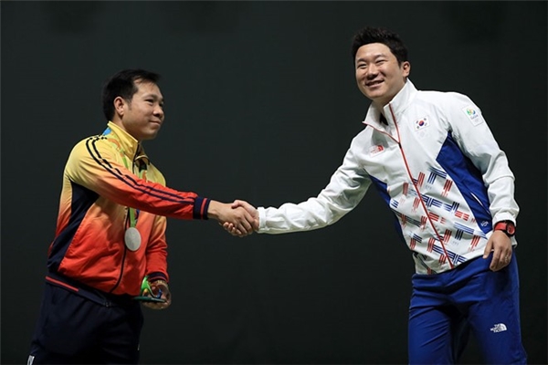 
Hoàng Xuân Vinh (trái) thắng Jin Jong-oh tại Olympic Rio 2016.