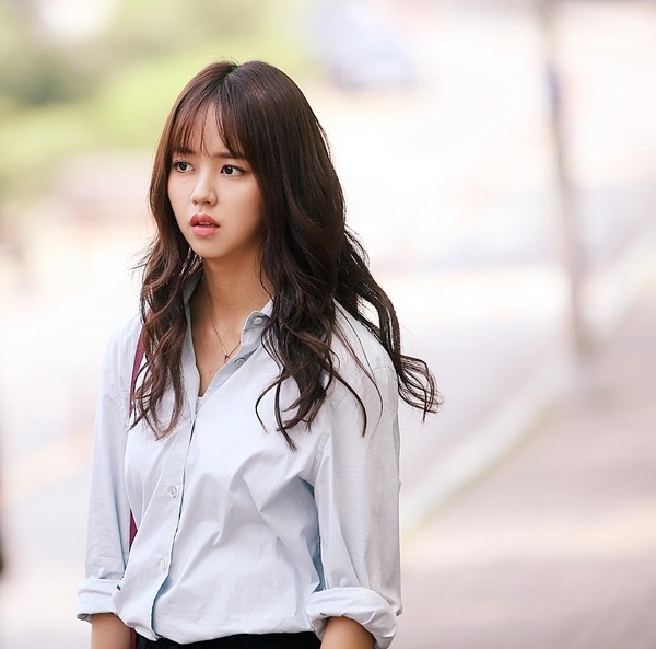 Thích thú “ma nữ” Kim So Hyun phảng phất bóng dáng chị em School 2015