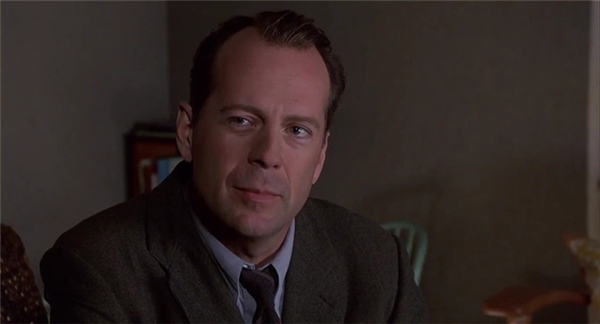 
Bruce Willis trong phim Die Hard (ảnh trên) và The Sixth Sense (ảnh dưới)
