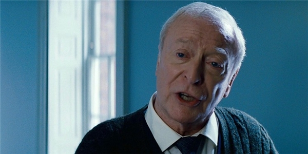 
Michael Caine trong phim The Dark Knight