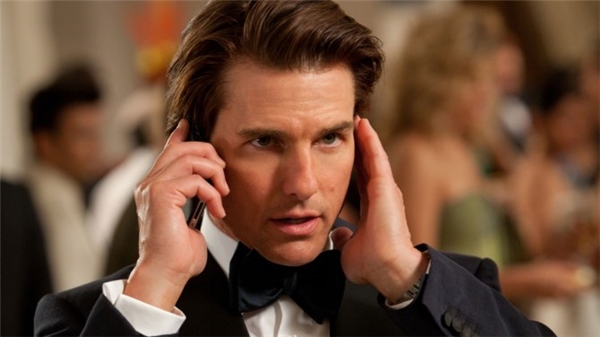 
Tom Cruise trong phim War of the Worlds (ảnh trên) và Mission: Impossible (ảnh dưới)