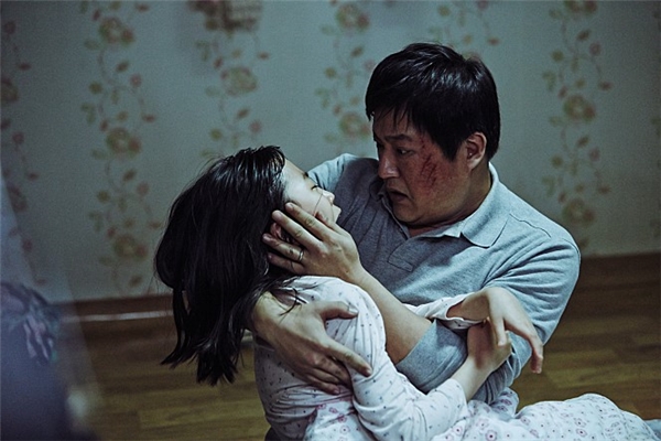 
Jong Goo không tin vào tin đồn cho đến khi con gái anh bị bệnh. (Ảnh: Internet)