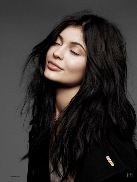 
Từng gây chú ý với nhiều màu tóc đầy táo bạo và ấn tượng, Kylie Jenner một lần nữa khiến người hâm mộ điên đảo với màu tóc đen óng mượt. Với màu tóc đen, cô nàng mang vẻ đẹp mặn mà và vô cùng quyến rũ.