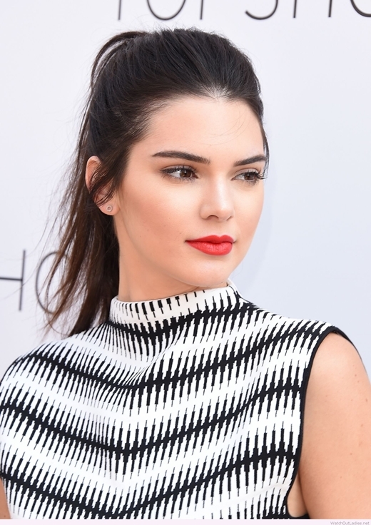 
Màu tóc đen kết hợp cùng lối make-up đậm làm tôn lên đường nét sắc sảo của Kendall Jenner.
