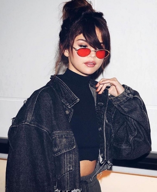 
Thời gian gần đây, Selena Gomez đã có nhiều thay đổi trong phong cách của mình, điểm nhấn là cô nàng quay về màu tóc đen nguyên thủy mang đến một vẻ đẹp đẹp đầm thắm, yêu kiều.