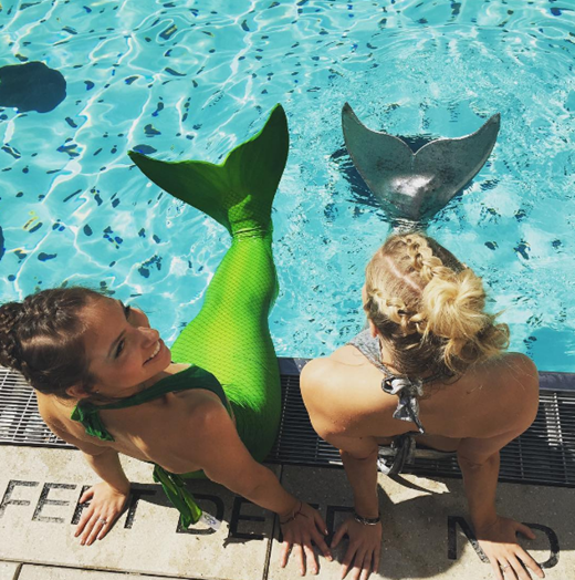 
Các cô gái ở khắp nơi đã nhiệt tình hưởng ứng đùi tiên cá và chia sẻ hình ảnh của mình lên Instagram với hashtag #MermaidThighs.