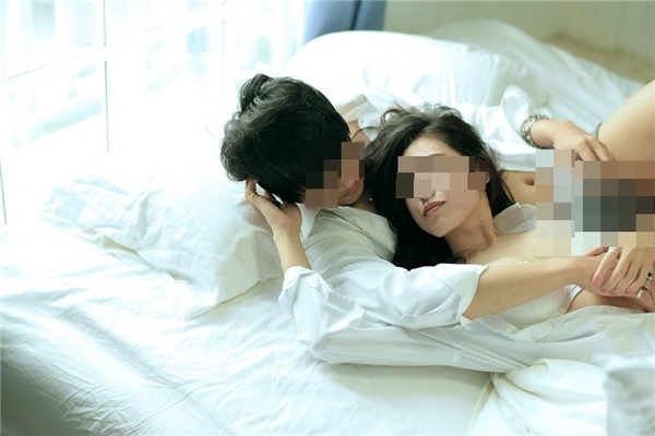 
Bộ ảnh "giường chiếu" của cặp đôi Thái Lan. (Ảnh: Internet)