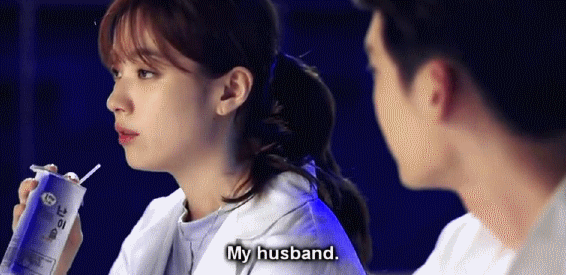 
Oh Yeon Joo: "Anh trông rất giống một người. Chính là chồng tôi."