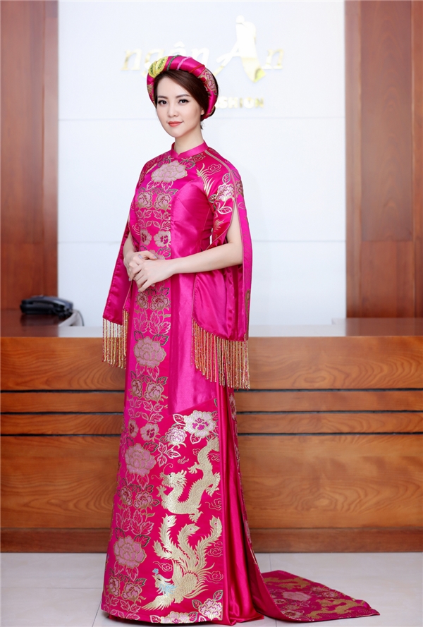
Á hậu Việt Nam 2008 diện áo dài cách tân với sắc hồng ngọt ngào nhưng không kém phần ấn tượng. Thiết kế tạo điểm nhấn ở đường xẻ tay, chi tiết tua rua cùng họa tiết rồng phượng mang đậm dấu ấn truyền thống.