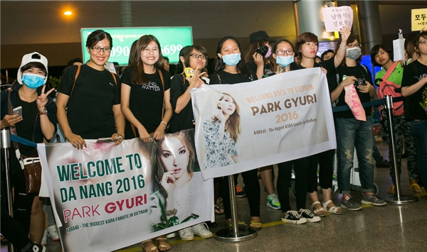 
Hàng trăm fan đã đợi Park Gyuri nhiều giờ đồng hồ ở sân bay Đà Nẵng.