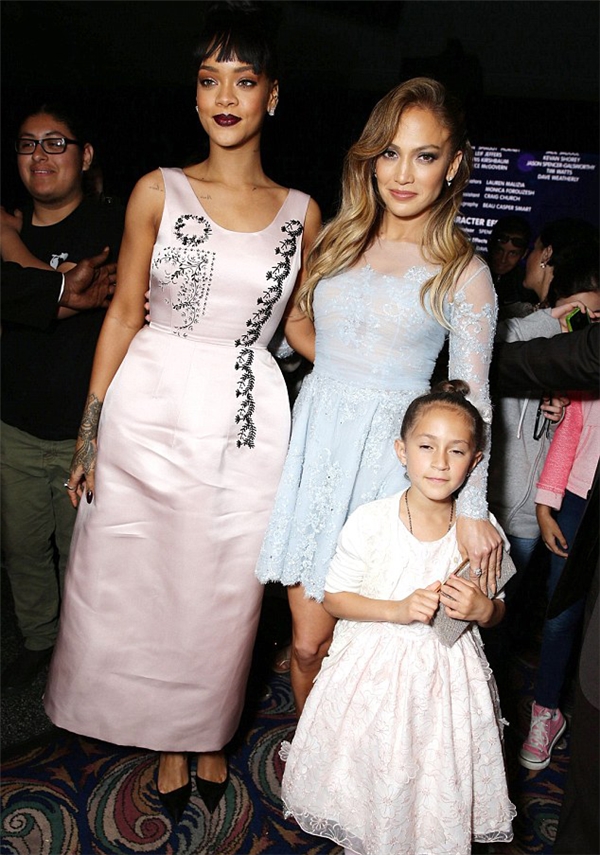 
Emme nổi bần bật trong trang phục hảng hiệu tham dự sự kiện cùng mẹ và ca sĩ Rihanna.