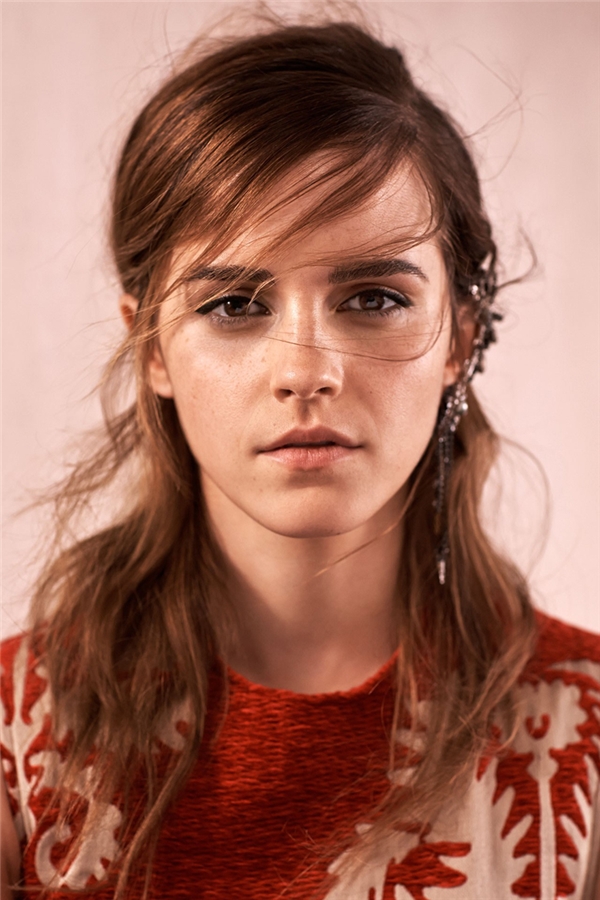 
Lại một nàng Emma vạn người đắm say khác của Hollywood, lần này là Emma Watson, nữ diễn viên xinh đẹp nhất trong dàn cast Harry Potter. Sắc đẹp của Emma đến từ sự quyết đoán, thông minh và trí tuệ toát ra bên ngoài hơn là từ những đường nét hoàn hảo trên khuôn mặt.