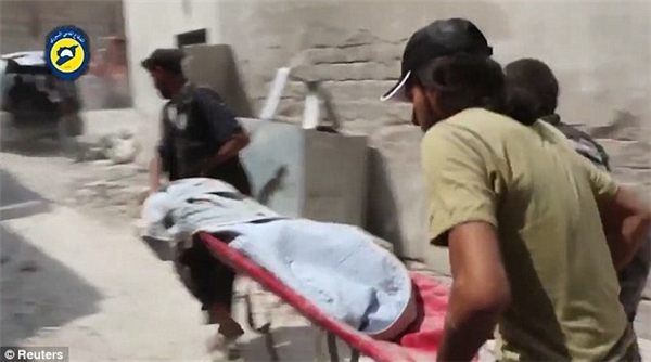 
 Chiếc nạng khiêng một thi thể nhỏ bé từ đống đổ nát của một tòa nhà. (Ảnh: Reuters)
