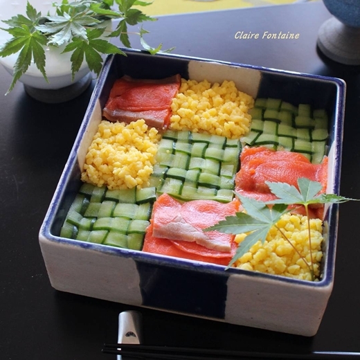 
Những miếng sushi từ các nguyên liệu thơm ngon với nhiều tạo hình khác nhau và màu sắc bắt mắt khiến ai cũng mê mẩn.