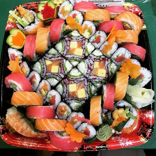 
Những hộp sushi hấp dẫn như thế này thì ai mà cầm lòng cho được chứ!