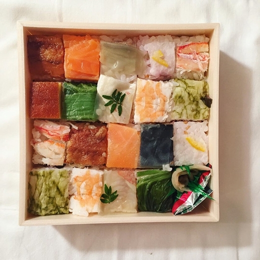 
Với nguyên liệu giống với các loại sushi thông thường nhưng cách bày trí sáng tạo đáp ứng đầy đủ các tiêu chí về mùi vị và thẩm mĩ khiến ai cũng mê mẩn.