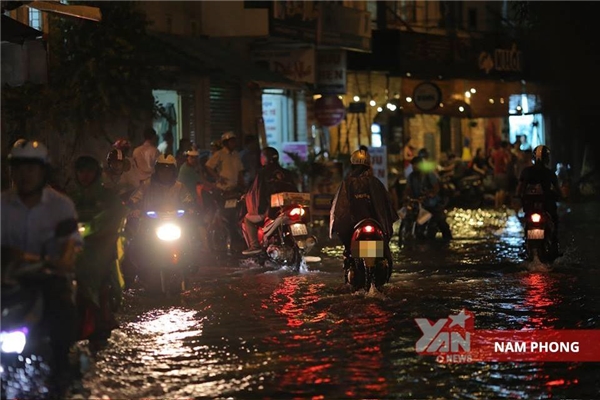 Sài Gòn phố biến thành sông, giao thông tê liệt hàng giờ sau mưa lớn