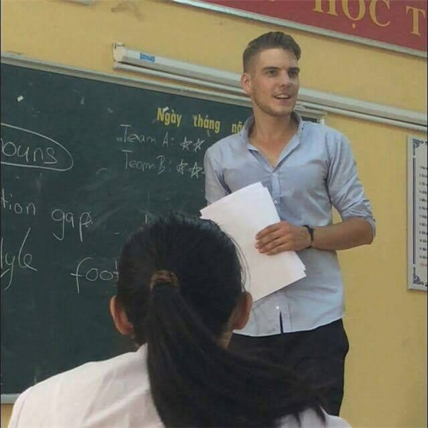 Thầy giáo Tây đẹp trai thế này, hội chị em “tha hồ” giỏi tiếng Anh