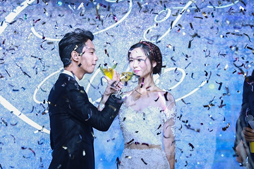 
Jun Vũ và Võ Đình Hiếu cùng nhau thực hiện các nghi thức quen thuộc trong buổi tiệc cưới.