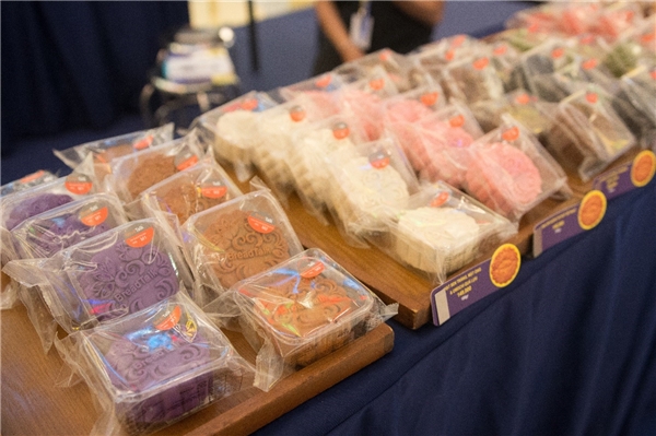 
Rất nhiều sản phẩm bánh trung thu độc đáo đang được bày bán tại Crescent Mall.