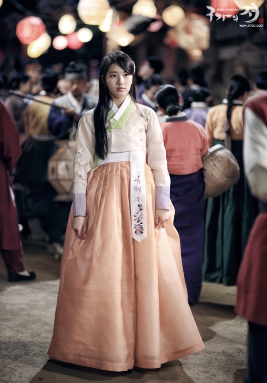 
Gương mặt xinh đẹp của ​Suzy rất hợp với kiểu tóc giản dị và trang phục Hanbok truyền thống.