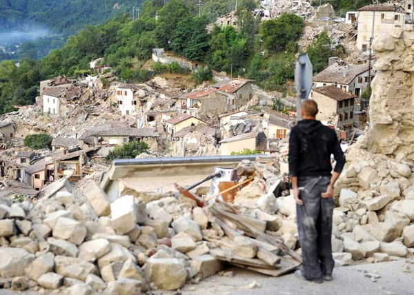 
Một người sống sót đang nhìn vào đống đổ nát của thị trấn Pescara del Tronto, Ý sau trận động đất mạnh 6,2 độ richter xảy ra lúc 3 giờ 36 phút sáng và làm rung chuyển cả một vùng rộng lớn miền Trung nước Ý. Ít nhất 267 người đã thiệt mạng và hơn 400 người bị thương trong trận động đất này. 