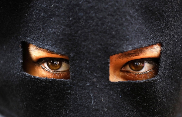 
Một nhà hoạt động đeo mặt nạ đang tham dự bữa tiệc burkinis "mặc những gì bạn muốn bên bãi biển" bên ngoài đại sứ quán Pháp ở London. Cuộc biểu tình nhằm chống lại lệnh cấm của chính quyền Pháp đang đàn áp phụ nữ Hồi giáo mặc burkinis trên bãi biển.