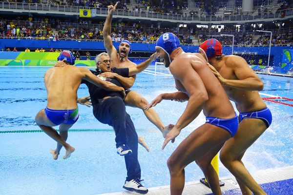 
Các thành viên của đội bóng nước Ý nhảy xuống nước với huấn luyện viên Alessandro Campagna như một cách ăn mừng chiến thắng khi đoạt được huy chương đồng nội dung bóng nước nam tại Olympic Rio 2016.