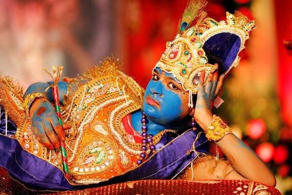 
Một cô gái hóa trang thành phật Hindu Krishna trong lễ hội Janmashtami đánh dấu sự ra đời của phật Krishna ở Ahmedabad, Ấn Độ.