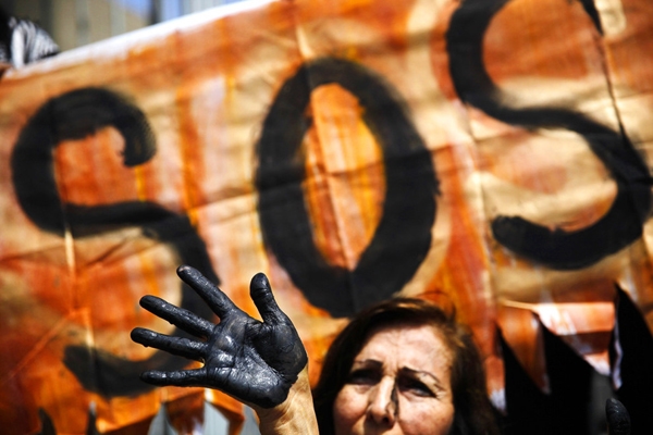 
Một nhà hoạt động với bàn tay sơn màu đen tượng trưng cho sự ô nhiễm dầu đang tham gia vào một hoạt động biểu tình, yêu cầu thực hiện các biện pháp ngăn chặn sự cố tràn dầu ở bên ngoài công ty dầu khí quốc gia ở Lima, Peru. Các công ty dầu khí nhà nước Petroperu xác nhận vào hôm thứ 2 đã có vụ tràn dầu thứ 5 trong năm nay, xảy ra trong các đường ống cũ vận chuyển dầu từ Amazon tới bờ biển Thái Bình Dương. 
