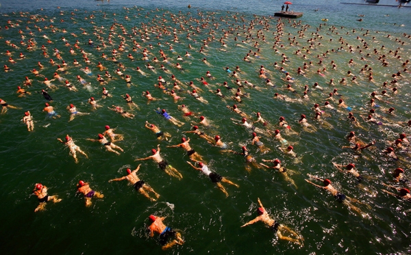 
Người tham dự bơi qua hồ Zurich rộng 1.500m ở Zurich, Thụy Sĩ trong một sự kiện dành cho công chúng diễn ra hằng năm.
