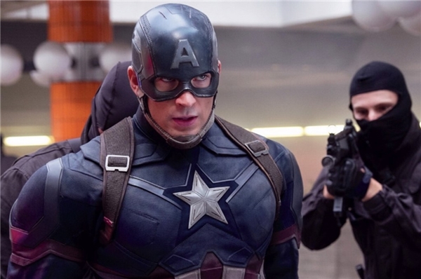 
1. Captain America: Civil War - 1,152 tỷ USD: Lĩnh trách nhiệm mở màn phòng vé mùa hè, bom tấn siêu anh hùng cũng chiếm giữ luôn vị trí số một kể từ đó tới nay. Đây là tác phẩm điện ảnh duy nhất vượt mức doanh thu 1 tỷ USD trong mùa hè 2016, xoay quanh cuộc đối đầu giữa Captain America và Iron Man khi đạo luật kiểm soát siêu nhân được các quốc gia thông qua. Do có sự xuất hiện của rất nhiều các nhân vật siêu anh hùng, phim từng được gọi vui là Avengers 2.5. Thắng lợi là bàn đạp quan trọng để Marvel Studios cùng Disney tiếp tục trình làng Doctor Strange vào tháng 11 tới đây. (Ảnh: Disney)