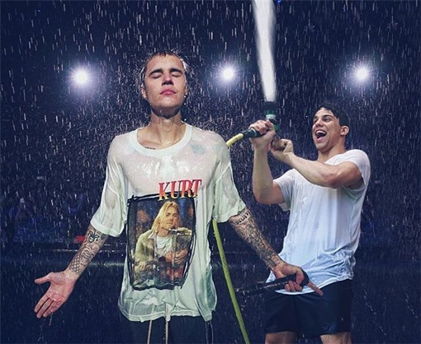 
Hóa ra người làm mưa cho buổi biểu diễn của Justin là anh chàng này.