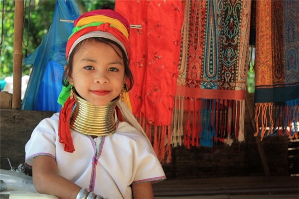 
Các bé gái ngay từ 2-5 tuổi đã được đeo những chiếc vòng cổ đầu tiên.
