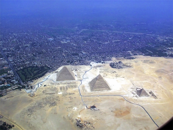 
Nhầm to rồi nhé, Kim tự tháp nằm rất gần thành phố Giza đấy. (Ảnh: BuzzFeed)