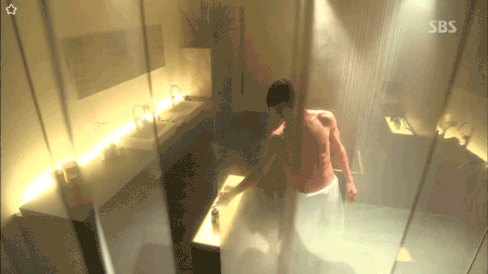 
Trong phim Vì sao đưa anh tới, khán giả đã có dịp "bỏng mắt" với màn khoe cơ bắp chắc nịch của Kim Soo Hyun trong một phân cảnh lúc đang tắm.