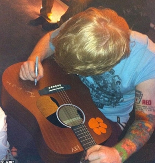
Trên tay của Ed có xăm chữ Red, lấy cảm hứng từ album của Taylor.