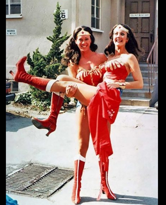 
Lynda Carter thoải mái đùa giỡn với diễn viên đóng thế giống mình như hai giọt nước trên phim trường Wonder Woman.