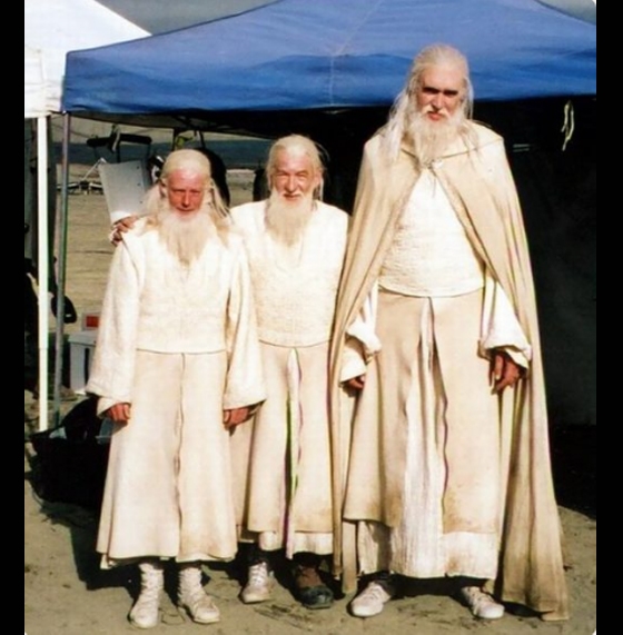 
Ian McKellen (ở giữa) trong phim The Lord of the Rings và các diễn viên đóng thế