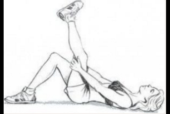 
Động tác 1: Bạn nằm ngửa, cơ thể song song với mặt đất. Sau đó, dùng hai tay vòng qua đùi kéo chân trái đưa thẳng lên cao trong khi chân phải ở tư thế vuông góc như hình. Giữ tư thế này trong 20 giây, lặp lại thêm hai lần nữa trước khi đổi chân. 